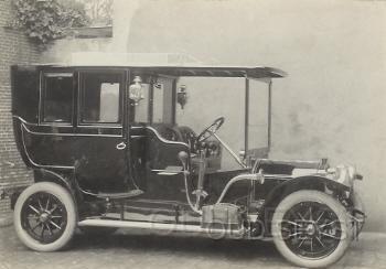 Fiat 32.jpg - Firma Broederlet verkocht vanuit de 1e Dorpsstraat diverse oude auto's waaronder deze: Fiat Landaulette 24 pk. Eigenaar auto: Jhr. V. Tets v. Goldschalksoord (Valckenbosch) Foto is genomen achter de garage. Opname tussen 1910-20